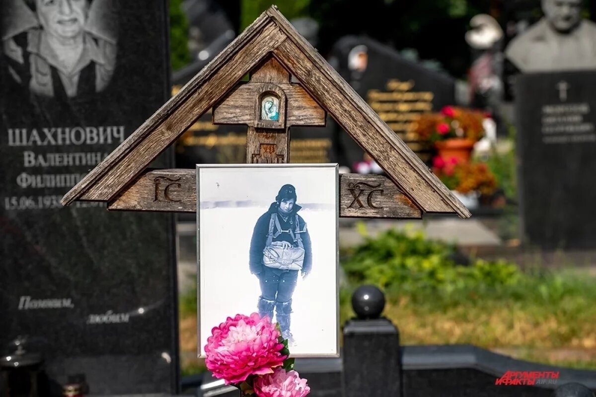    Мы хотели бы выяснить, кто и почему решил лишить эту женщину имени после смерти.