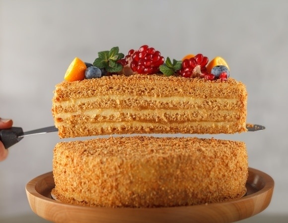 Кроме коржей и крема нужен еще "секретный" сироп: шеф-повар Перевоз дал свой рецепт медовика