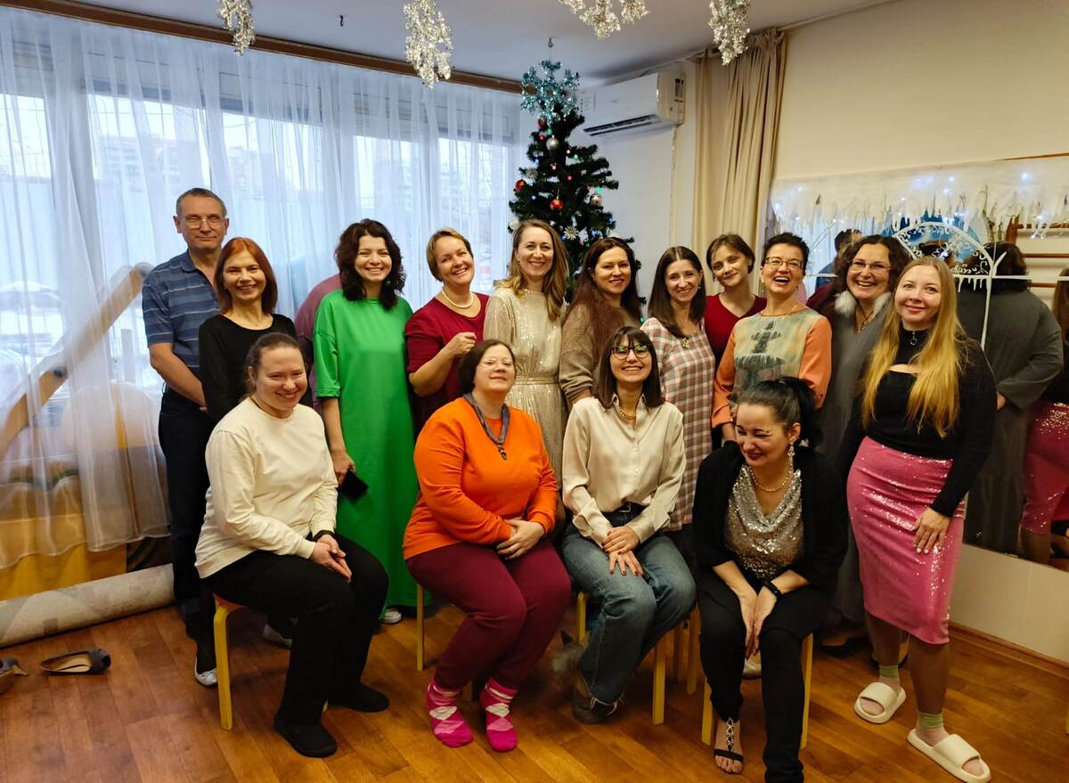 Наш педагогический коллектив НКО Искра, где я работаю с телами и здоровьем женщин, подростков и детей, веду тренировки и преподаю здоровое питание. Можете представить, как мою квалификацию и документы для этого проверили