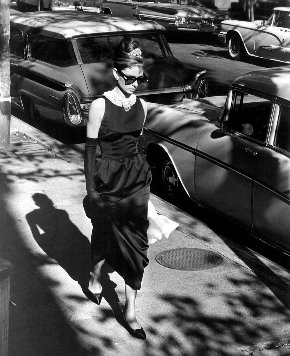 Одри Хепбёрн: больше, чем икона
Она не просто снималась в кино – она переписывала правила женственности.  
- «Завтрак у Тиффани» – её маленькое черное платье взорвало моду 60-х.  
- «Сабрина» – после этого фильма все захотели «балетки и шарф в стиле Хепбёрн».  
- ЮНИСЕФ– став послом, она отказалась от гонораров, чтобы помогать детям. 