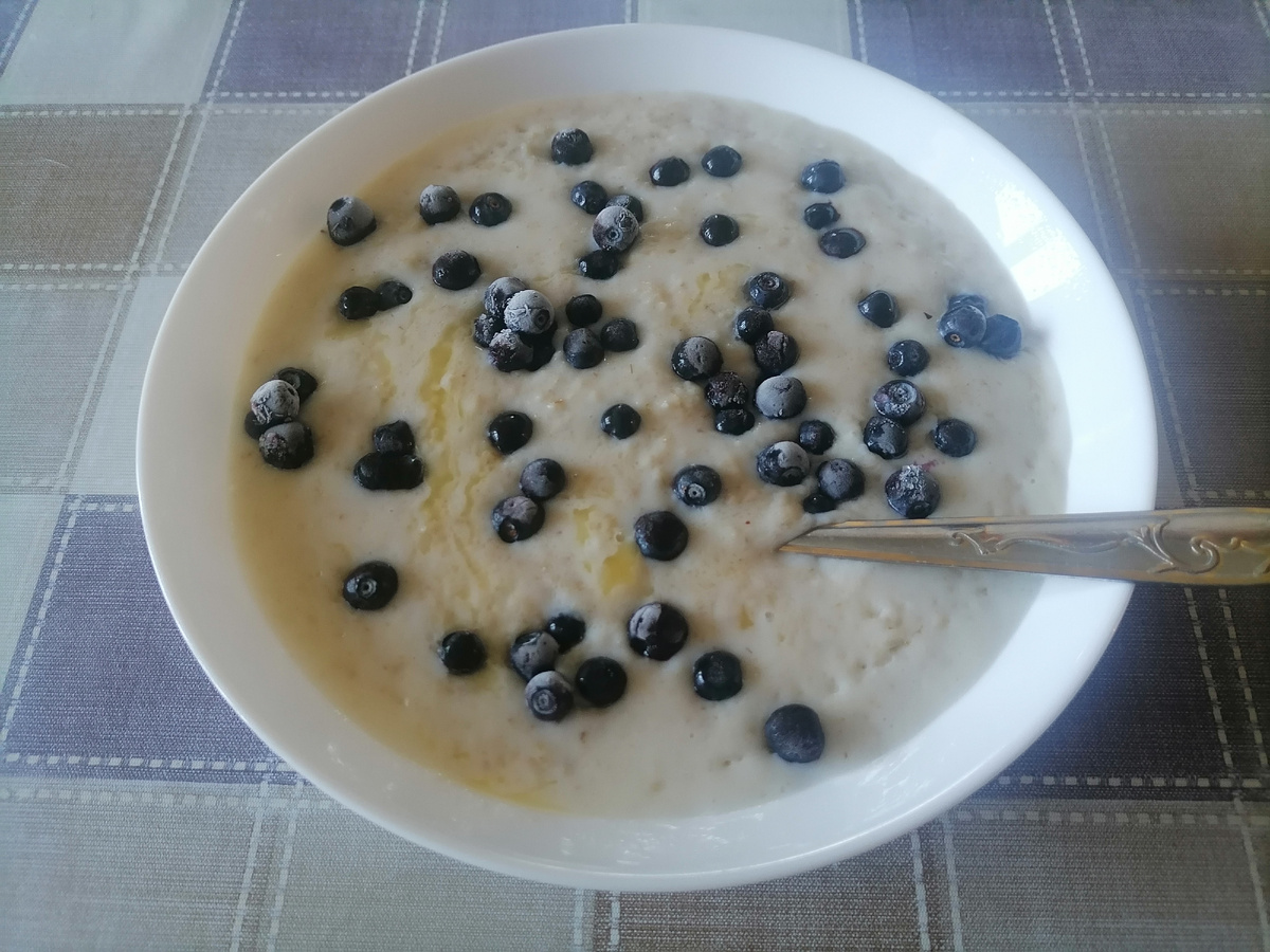 Овсянка на молоке с маслом и черникой.