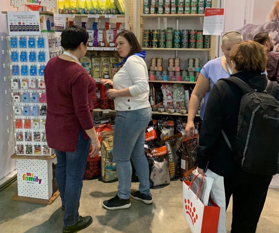 Даже с работой на ногах в среднем выходило очень мало шагов и я набирала вес. И вокруг, посмотрите, все тётеньки такие, а это заводчики собак... И каждая про себя думает, что ходит очень много, но стоит надеть браслет, оказывается, что и лежим мы тоже не мало. 