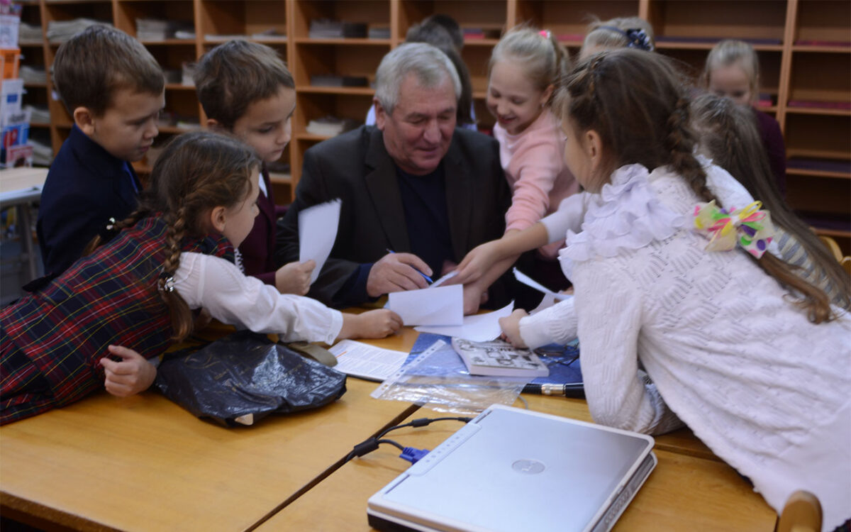    Автор сказки Виктор Чудин в окружении юных читателей. Фото: Никита Чудин