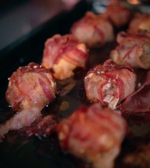 Мы называем "Грибуши" или фаршированные грибы.