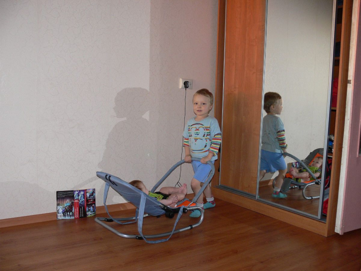 Это чуть позже момент, но мебели в комнате долго еще не прибавилось