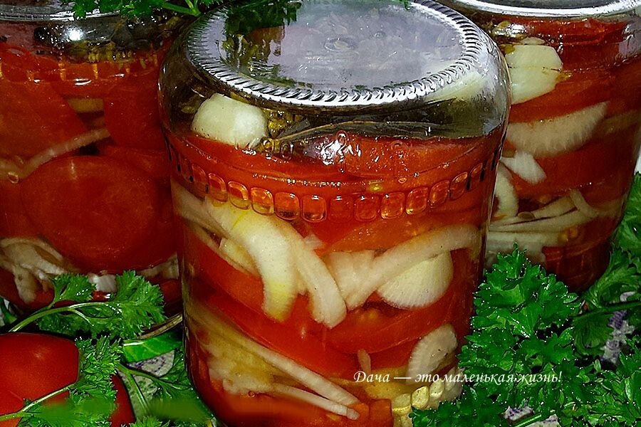 Салат из помидоров на зиму — тот самый простой и вкусный рецепт с луком (фото автора).