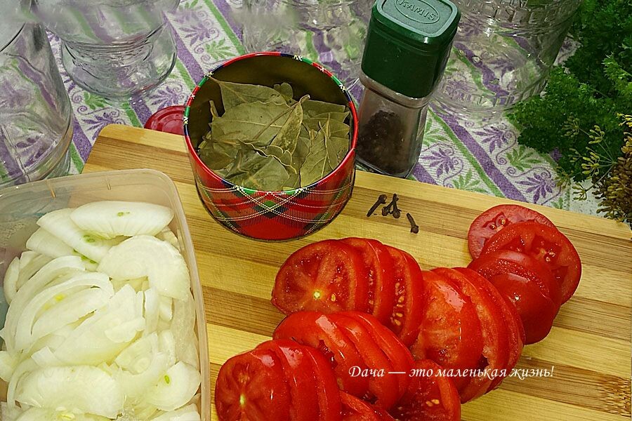 Салат из помидоров на зиму — тот самый простой и вкусный рецепт с луком: подготовьте и нарежьте овощи (фото автора).