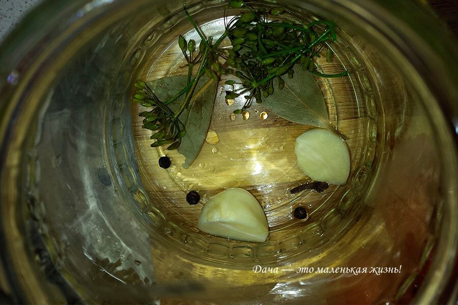 Салат из помидоров на зиму — тот самый простой и вкусный рецепт с луком: на дно каждой банки уложите специи (фото автора).