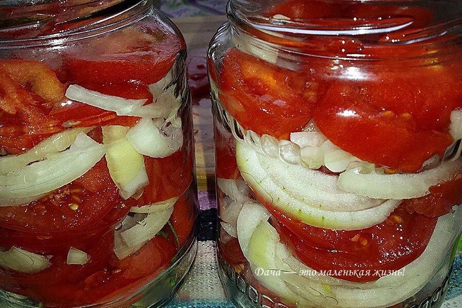 Салат из помидоров на зиму — тот самый простой и вкусный рецепт с луком: сложите овощи в банку, чередуя слои лука и помидоров (фото автора).
