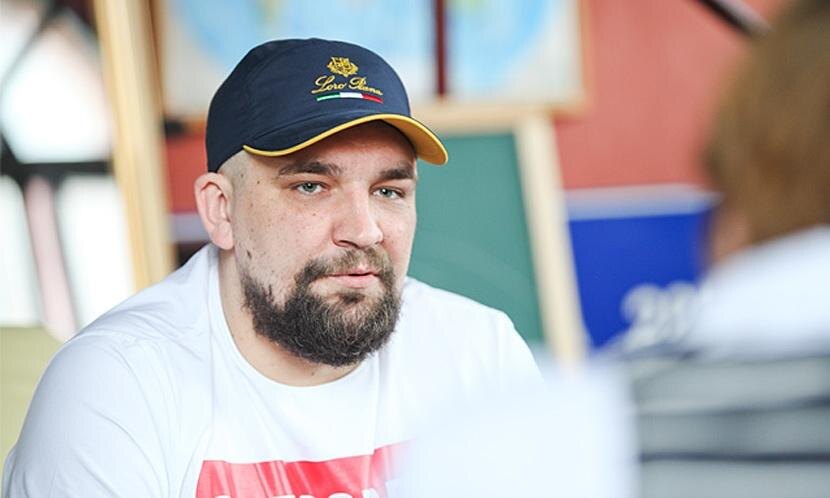 Баста (Василий Вакуленко)
Один из самых успешных российских рэперов, продюсер, владелец лейбла Gazgolder. Василий открыто говорит о том, что прошёл путь от злоупотребления алкоголем до полной трезвости. Он подчёркивает, что именно отказ от веществ позволил ему стать эффективнее и продуктивнее как артисту и бизнесмену.