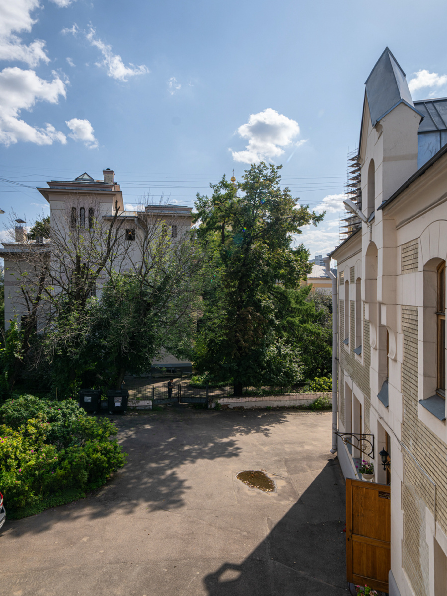 Вид из флигеля на особняк Рябушинского 