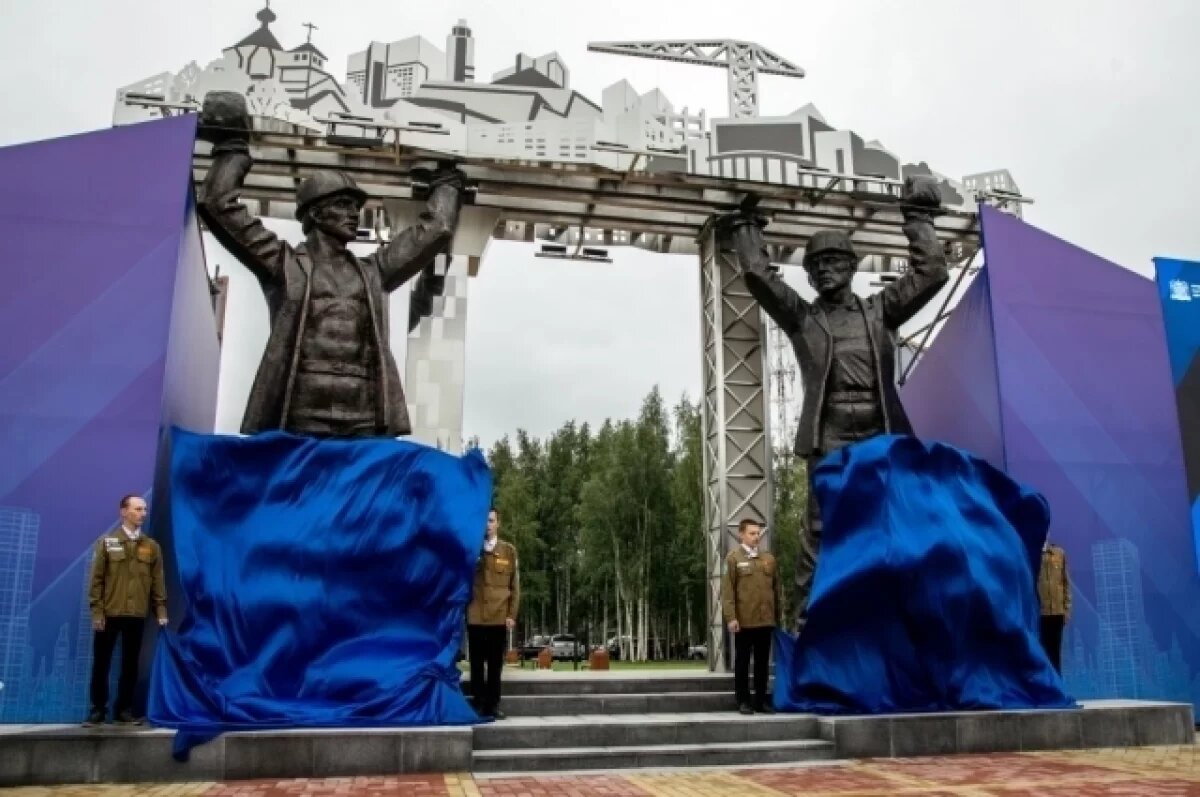    Фигуры строителей предстали в виде легендарных богатырей.