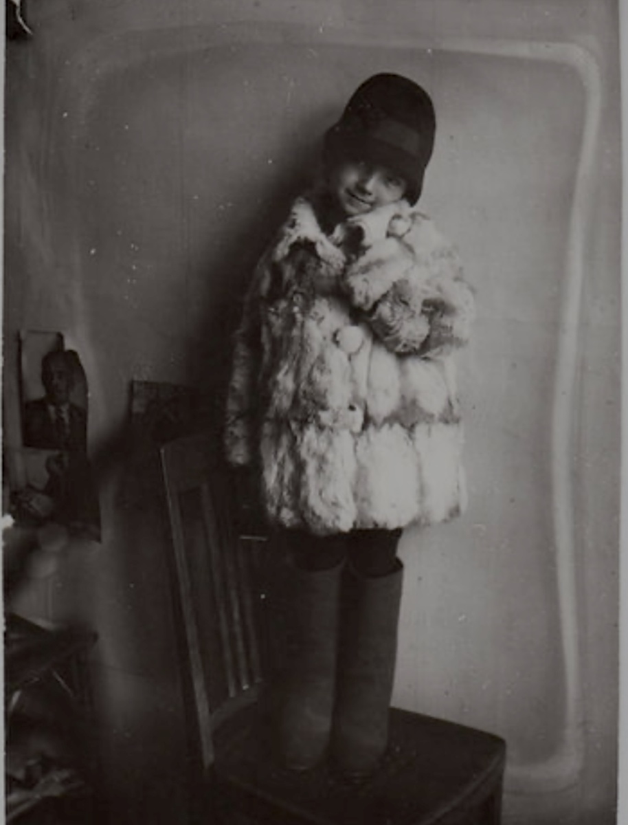 Ирина Снегова в детстве (фото из семейного альбома, сайт поэта Ирины Снеговой)