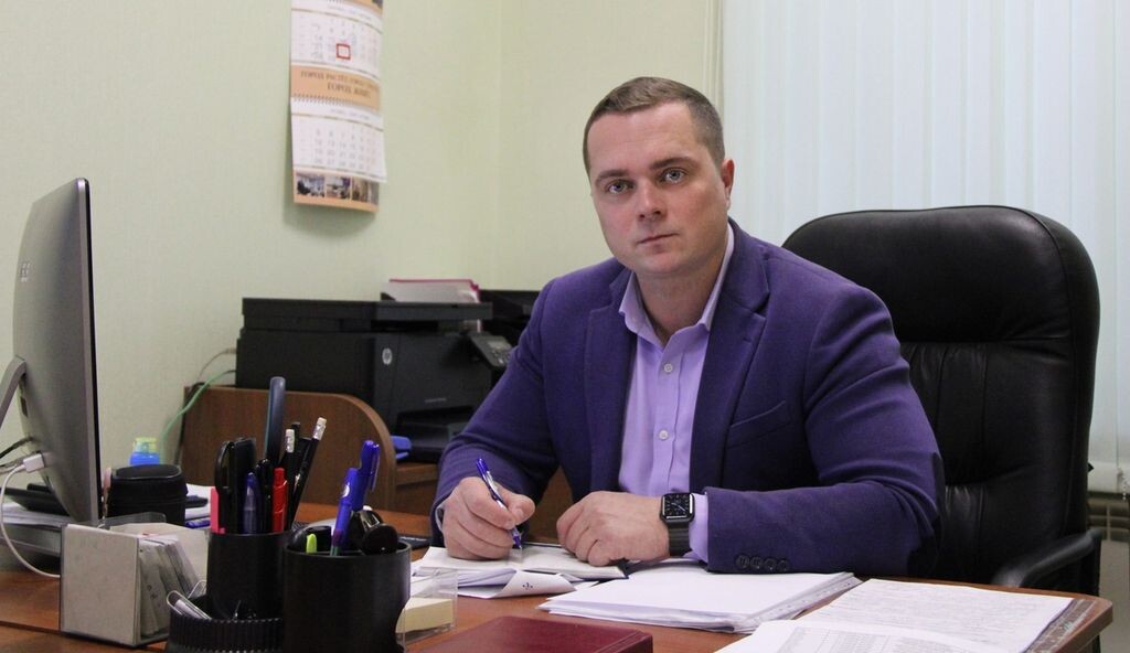 Сапожник Александр Дмитриевич - директор УК "Уют Сервис" - герой нашего времени, который забыл поставить домофон и дверь в подъезд