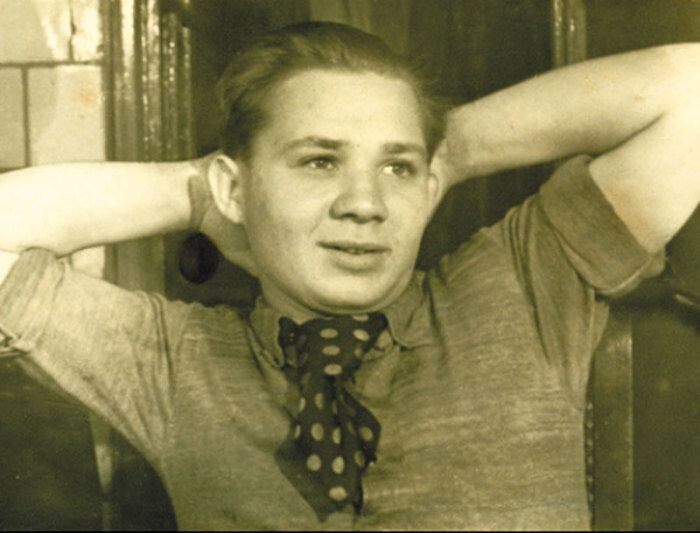 Евгений Леонов в юности. 