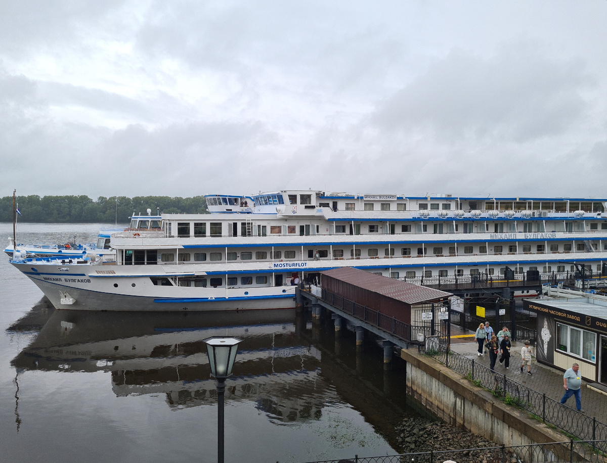 Вот он, теплоход..на одной из пристаней по маршруту