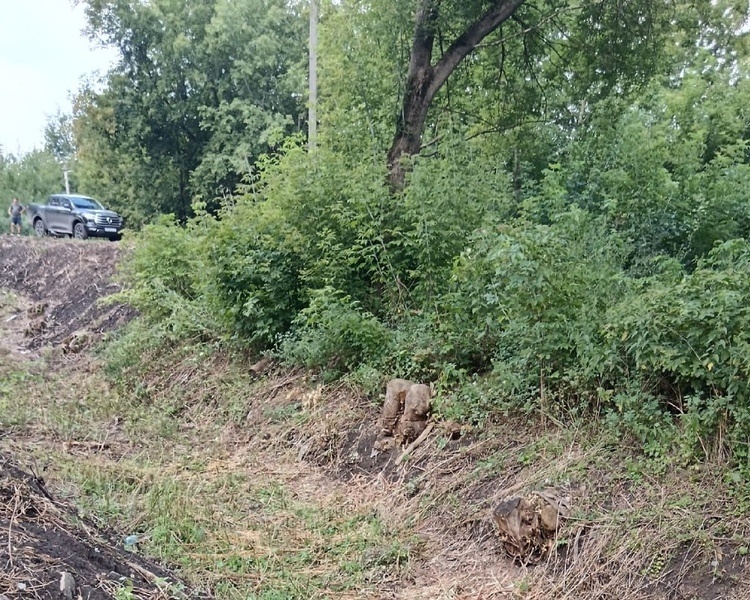     В Курске расчистили водоотводный канал у Стрелецкого озера