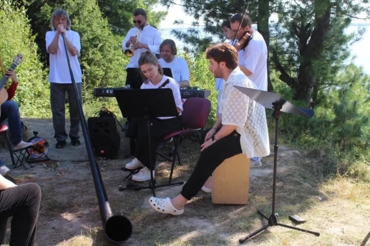    Классическая музыка не в концертном зале, а на крутом берегу сибирской реки.