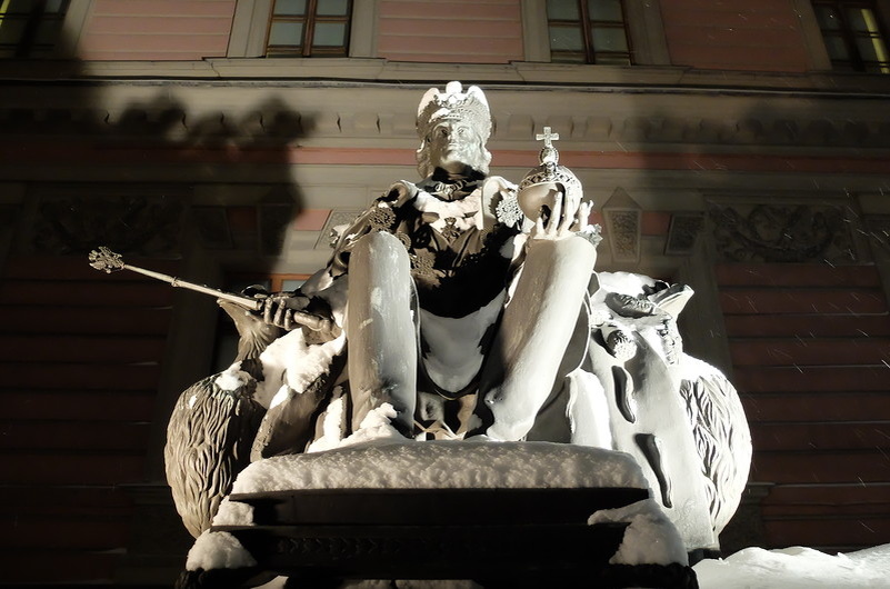 Памятник Павлу I, во дворе замка