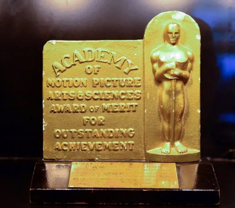 В целях экономии металла, статуэтки и таблички делали из гипса.