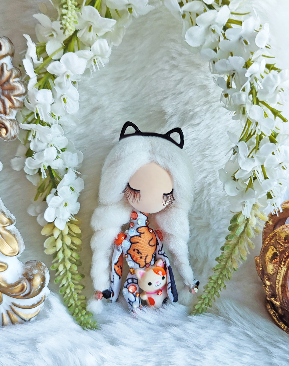 Высота 8,5 см. Ширина 4 см. Размер застёжки 2,5 см.