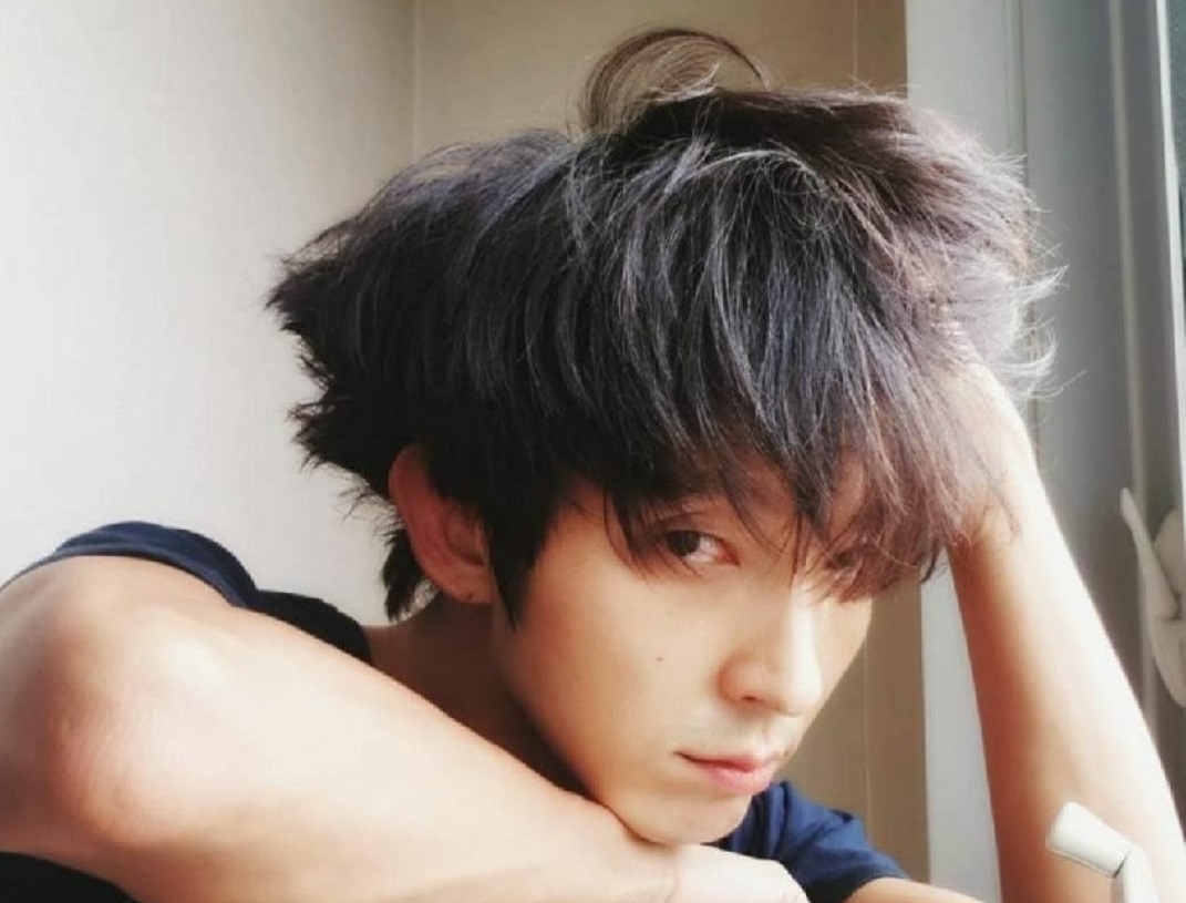 Не только из-за причёски. Он ещё и хозяйственный!