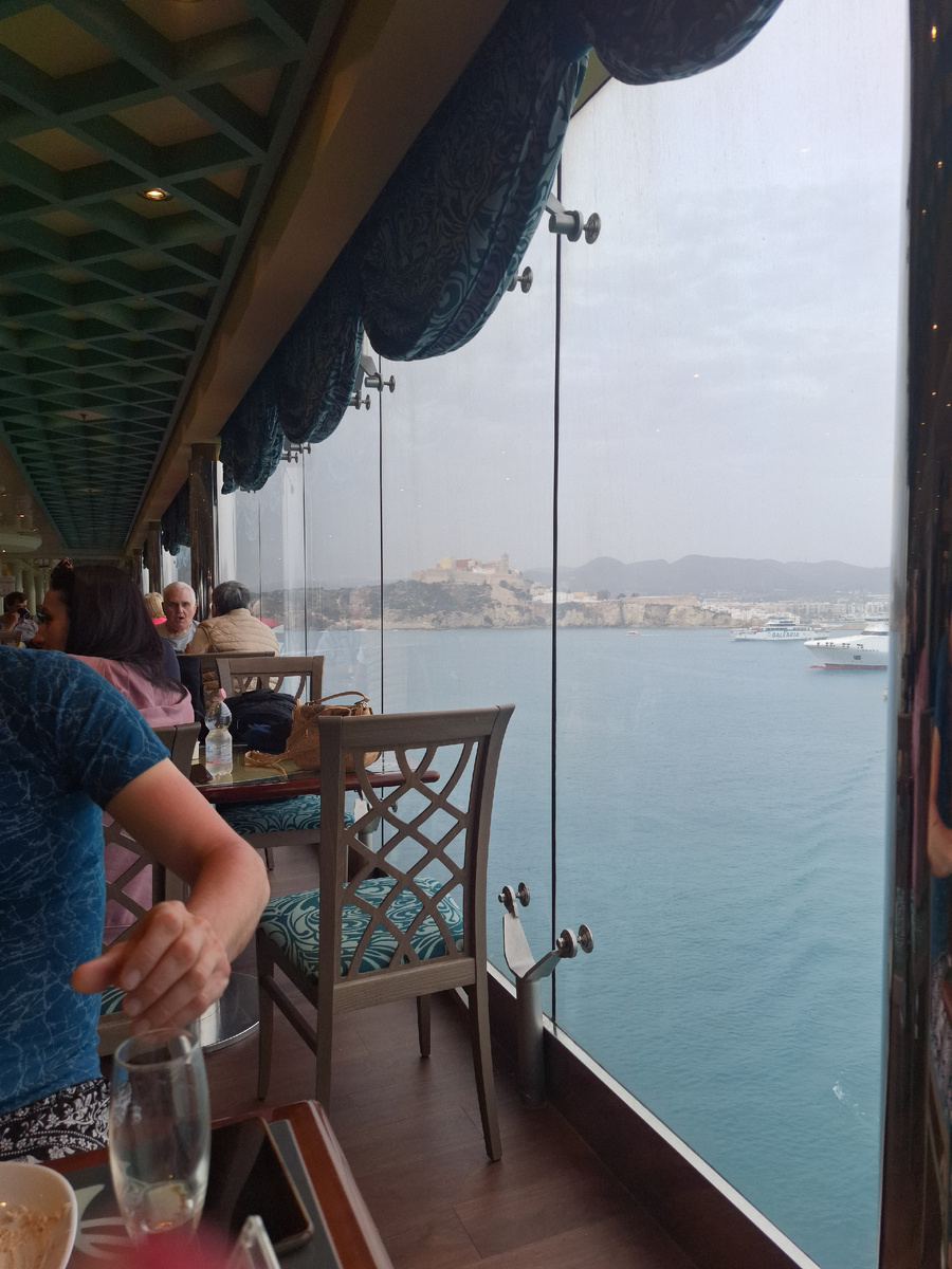 Вот к тому замку на горе нужно было идти через весь порт и набережную.