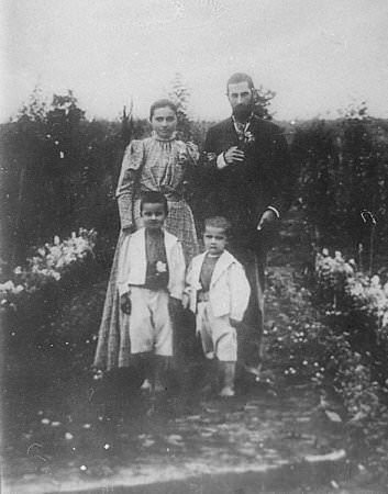 Сергей (внизу слева) со своими родителями и братом. Бессарабия, 1900-е годы, ГАПК, фотофонд, 01519