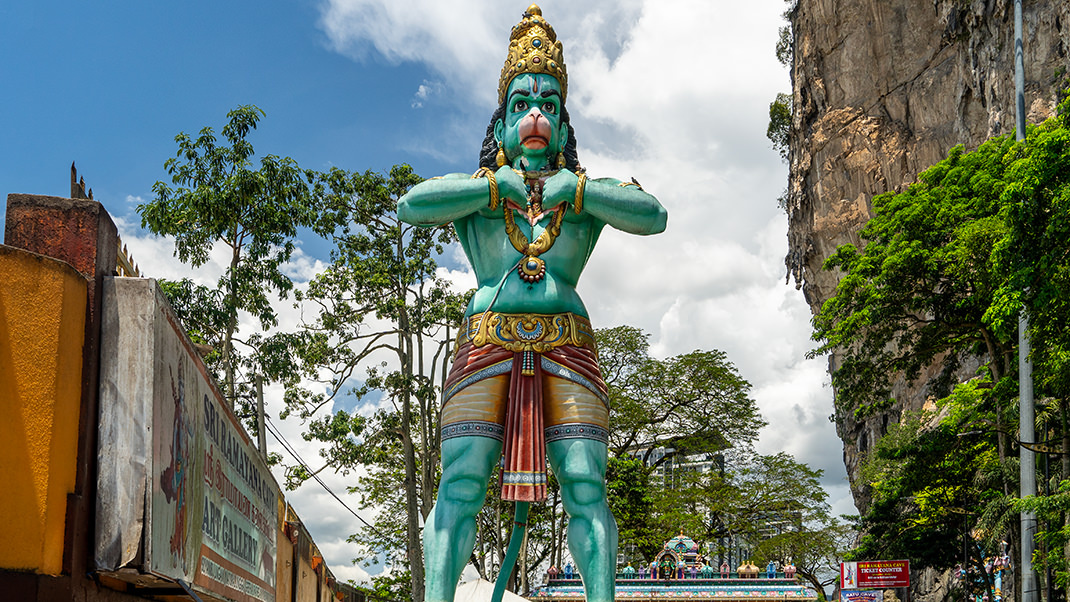 Пещеры Бату. У входа на территорию