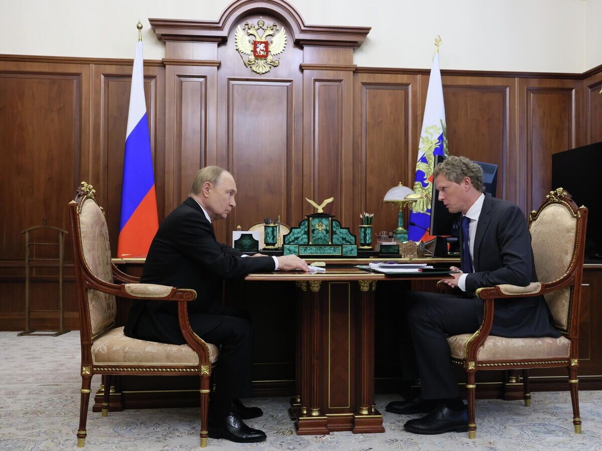    Президент РФ Владимир с и руководитель Федеральной налоговой службы Даниил Егоров во время встречи© РИА Новости / POOL