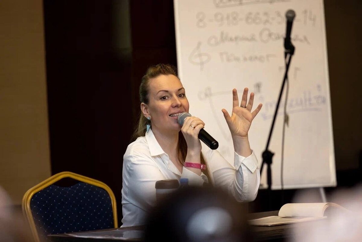 Мария Осадчая - вокальный психолог Музыкальной академии Ларисы Долиной. Вокальный терапевт, автор терапевтической методики #пишемпеснивместе, педагог по вокалу, лауреат международных и всероссийских вокальных конкурсов, руководитель студии церковного пения «КАМЕРТОН».