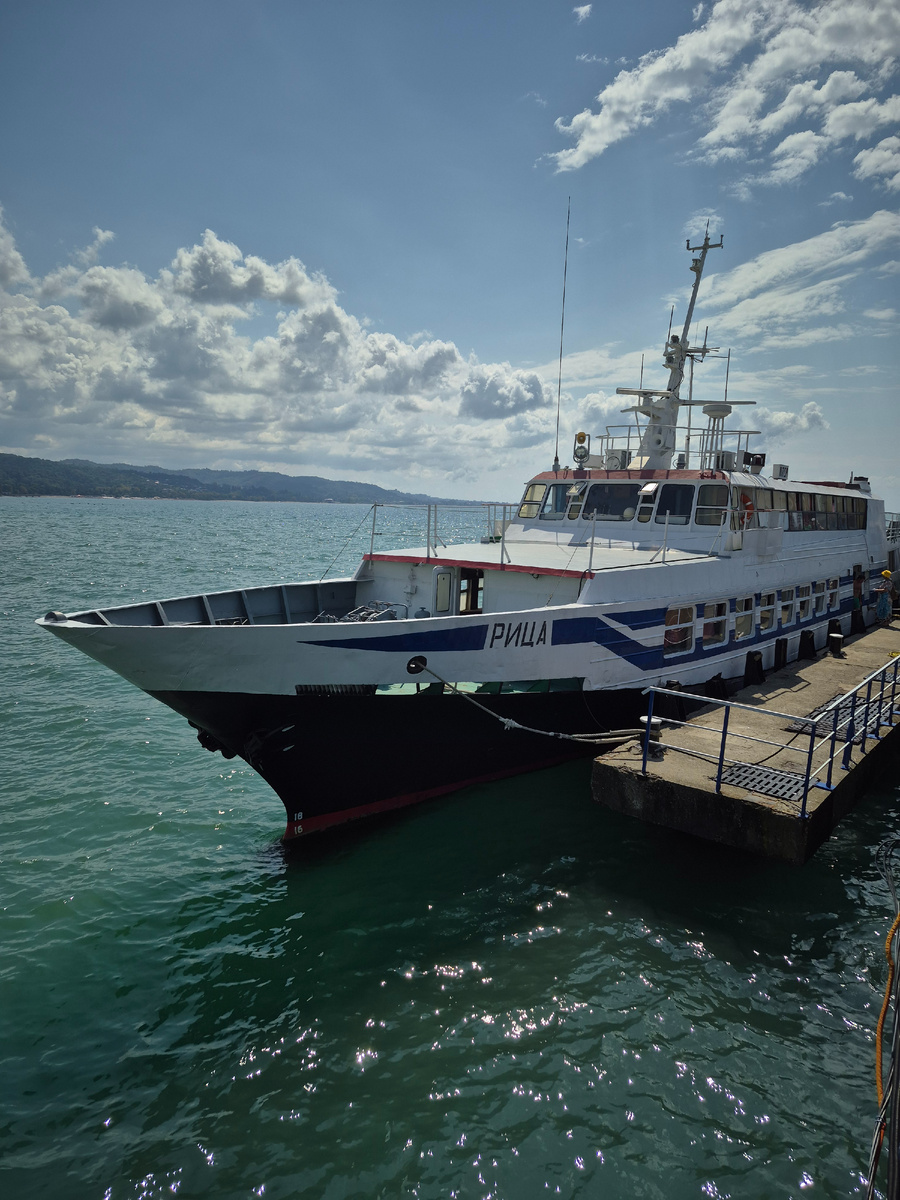 Теплоход Рица 