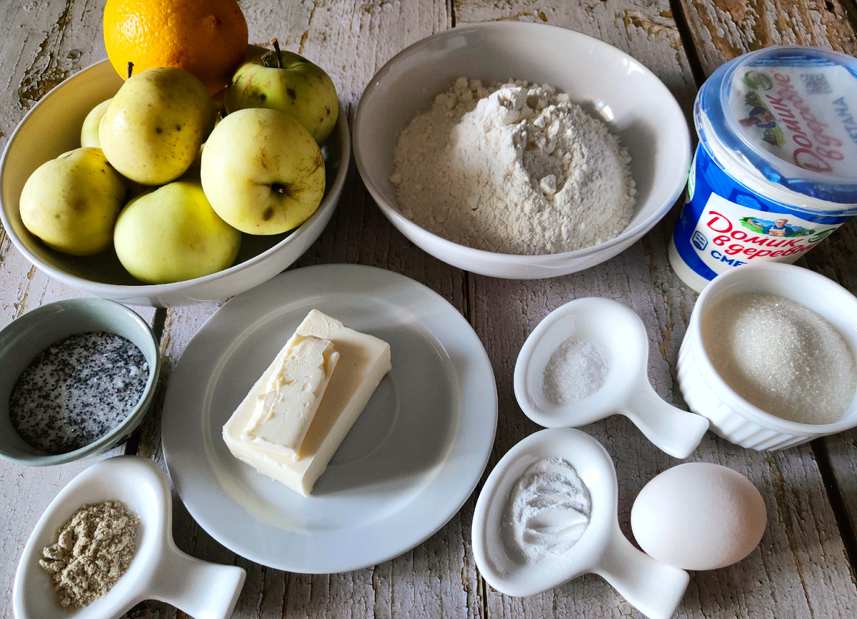 Яблоки у меня с дачи - не очень красивые, зато ароматные, для пирога то что надо. В начинку решила добавить немного мака, но это по желанию. 