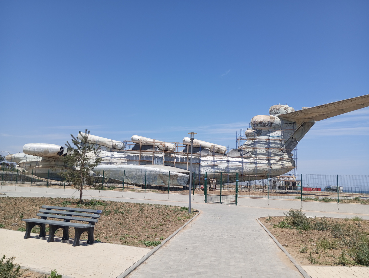 Как видите, экраноплан со всех сторон покрыт строительными лесами