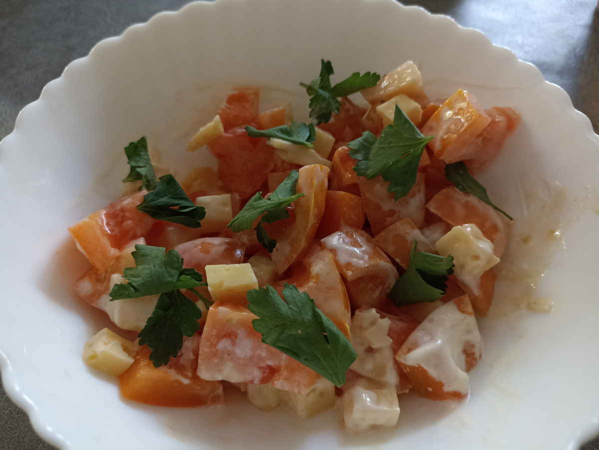 Помидоры, твёрдый сыр, петрушка, сметана, горчица - мой завтрак вчера. 