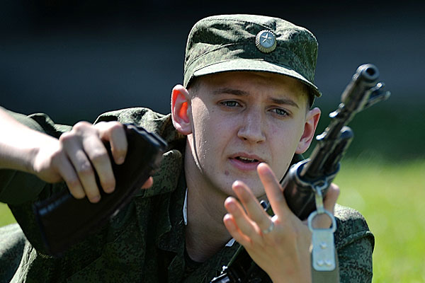 Максим Ковтун во время учебных стрельб в поселке Калининец Московской области.
Фото: РИА Новости