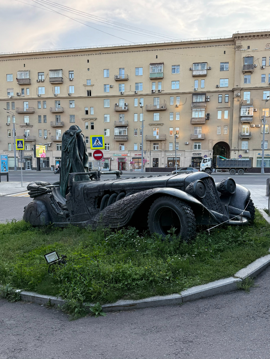 Фото автора канала. Памятник посвященный Булгакову с Мастером и Маргаритой.