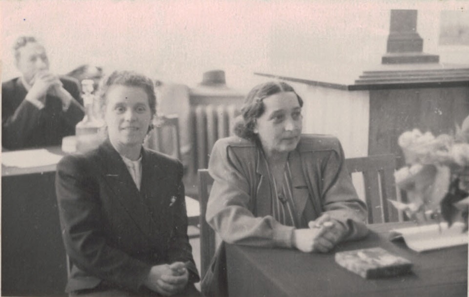 Обсуждение конкурсных проектов памятника А. С. Пушкину в Музее городской скульптуры. Г.Д. Нетунахина (слева) и Т.Ф. Попова (справа). 9 июня 1950 г. Из коллекции Государственного музея городской скульптуры.