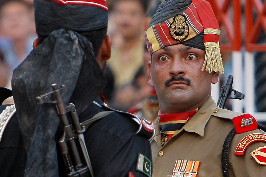 Мне понятен взгляд индийского пограничника. Он как бы демонстрирует изумление и возмущение: Кто это тут с севера еще пытается качать права? Лицо пакистанского солдата отражает то же самое. Я думаю имеет смысл обоих пригласить в ГИТИС или "Щукинку". Эмоции это одно. А театральное искуство способно их довести это до совершенства.