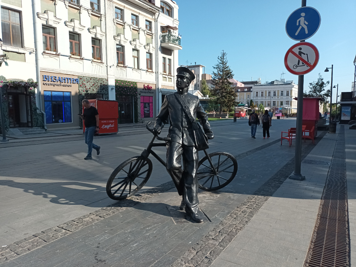 Почтальон неподалеку от Дома связи