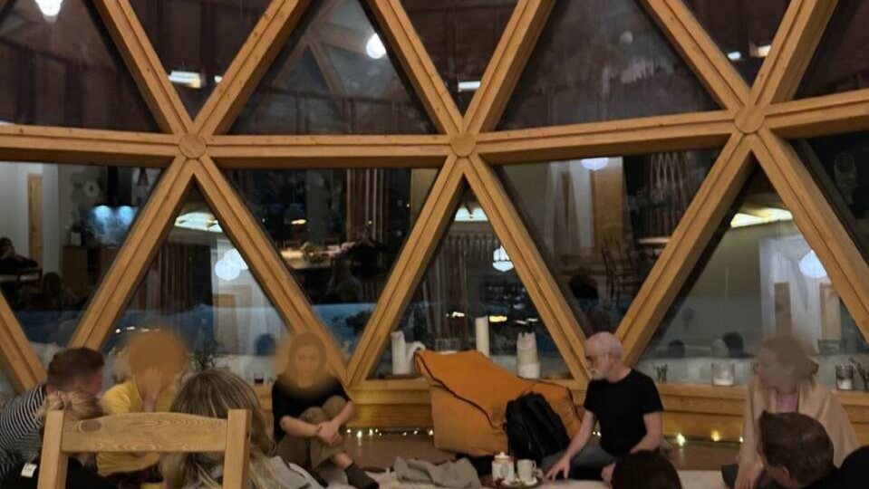 Динамическая группа: действие и спонтанность