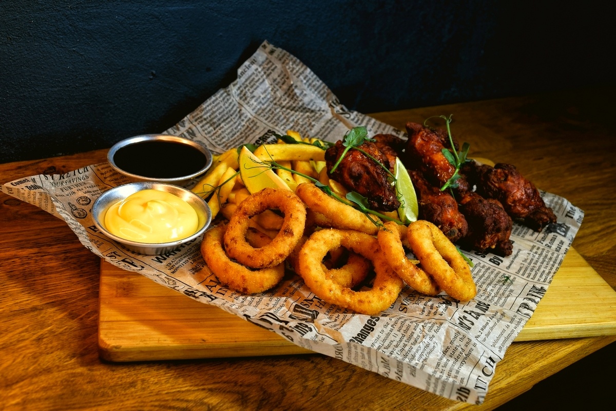 Сет закусок и холодное пиво — идеальный дуэт для футбольного вечера