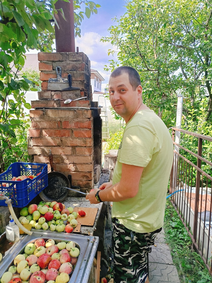 Мою яблочки, вырезаю червячков