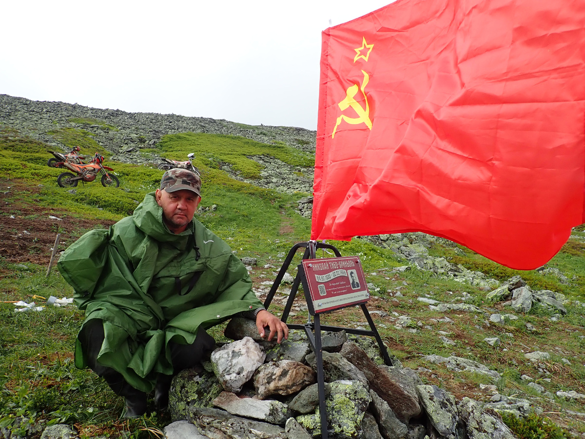 Советский жулик и прохвост Пельмень сидит на склоне Холатчахля, на том месте, где советские товарищи в 1959 году в ходе своей инсценировки установили постановочную палатку. "Шоу маст гоу он!" Памятную доску Николаю Тибо там поставили. Да еще свой советский флаг зачем-то воткнули, клоуны советские.    
