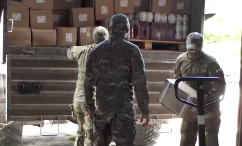     Посмотрели, какие гуманитарные грузы приходят нашим бойцам в Курской области