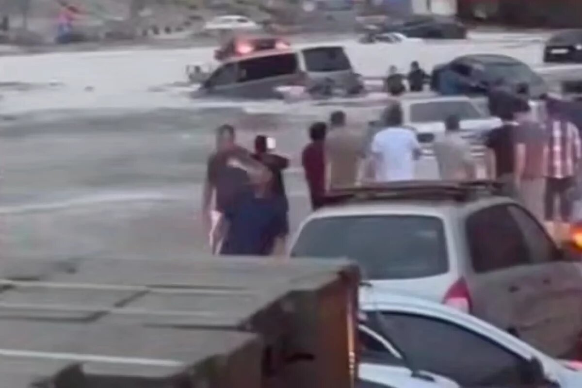    Двое дагестанцев вытащили из селя машину с семьёй из 7 человек с младенцем