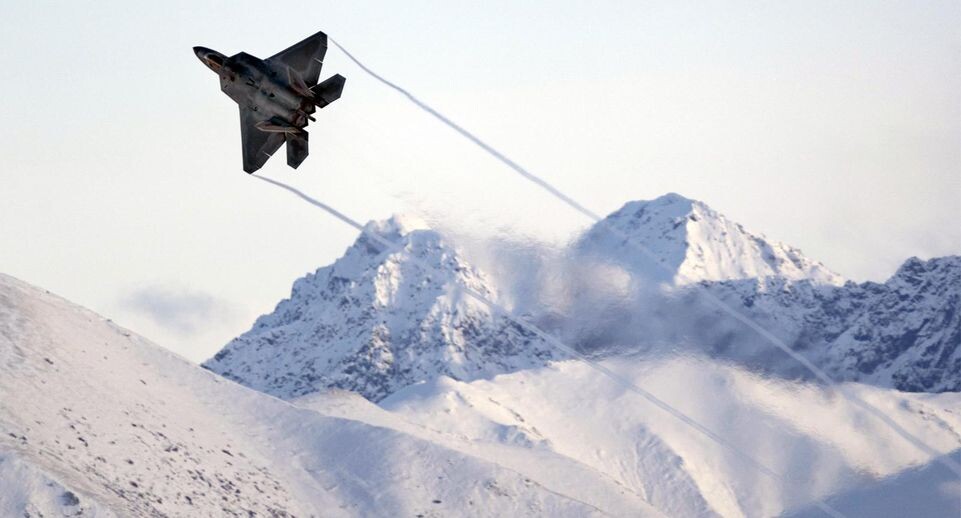    Истребитель F-22 Raptor над объединенной базой Элмендорф-Ричардсон, Аляска, ноябрm 2023 года. Senior Airman Julia Lebens / www.globallookpress.com