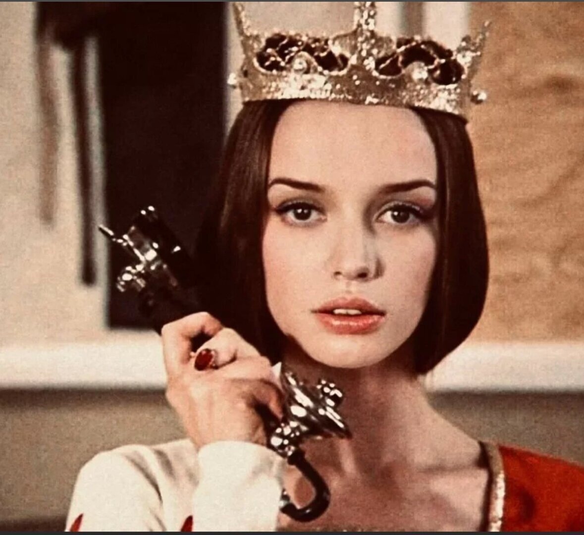 Мне дико нравился этот образ в юности. При этом отрастить волосы по-нормальному долго не получалось: до подросткового возраста меня коротко стригли, а потом я не умела с волосами управляться. 