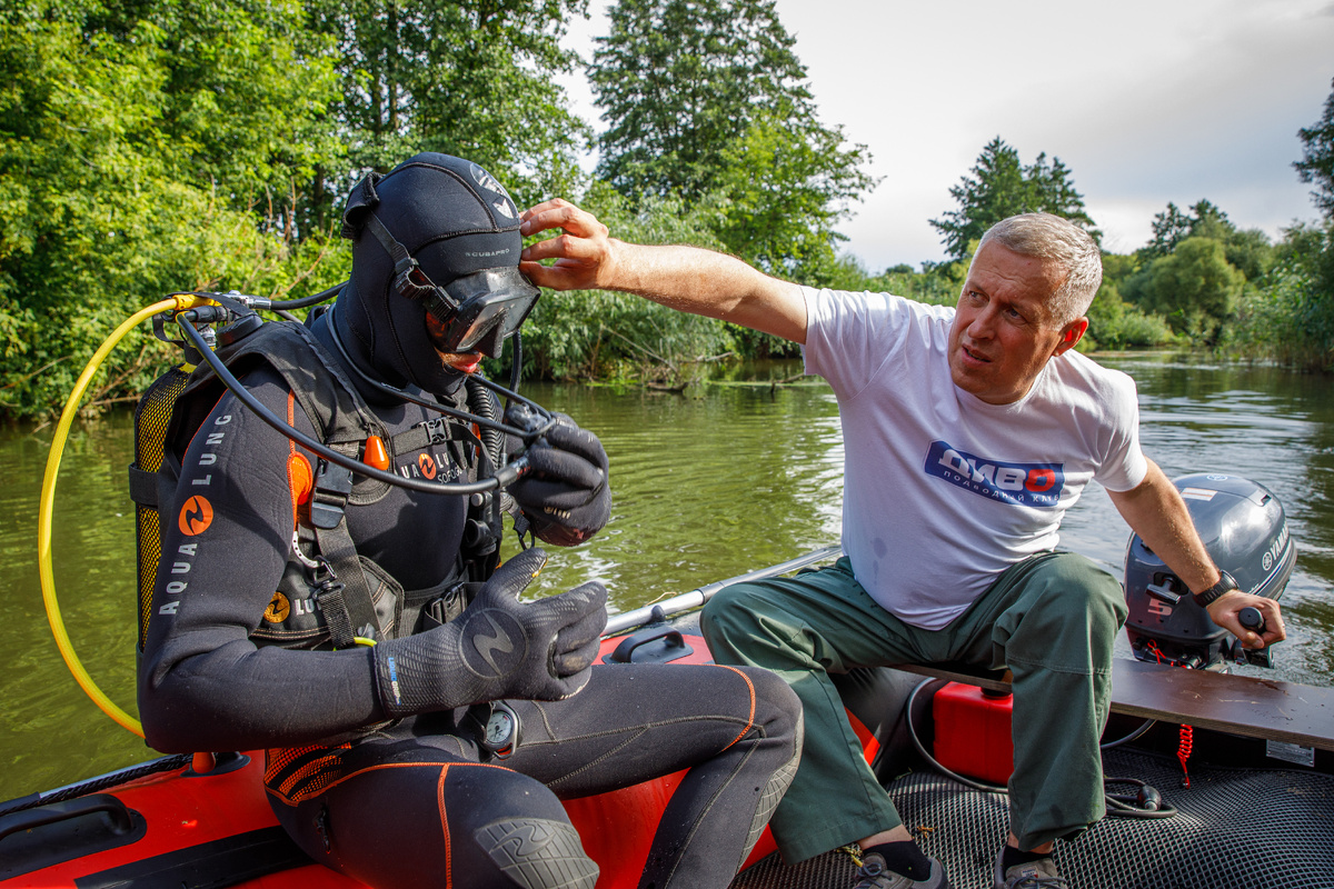 Дайверы готовятся к погружению 