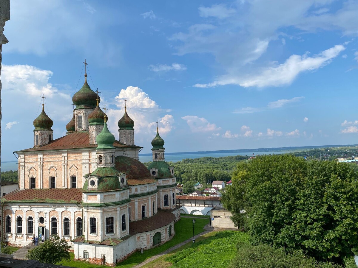 Вид на Успенский собор и Плещеево озеро с колокольни Горицкого монастыря